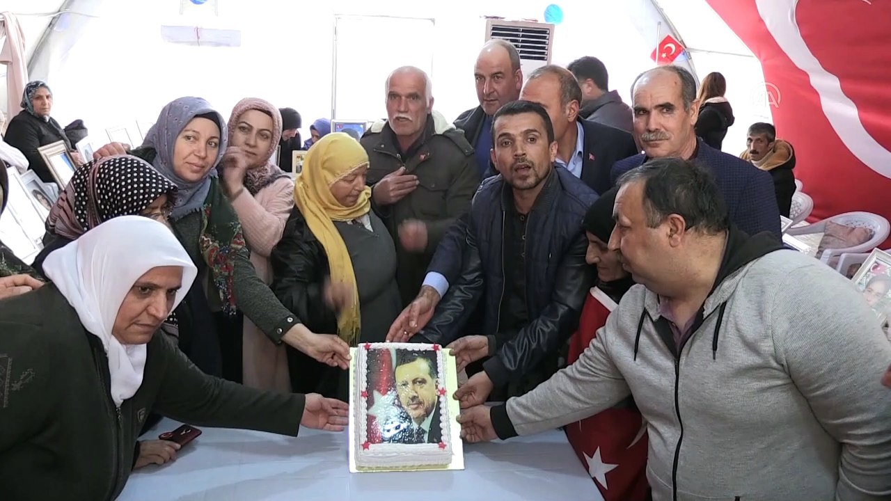 Diyarbakır anneleri Cumhurbaşkanı Erdoğan'ın doğum gününü kutladı - DİYARBAKIR