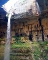 Il plonge du haut de cette falaise le long d'une chute d'eau magnifique : vertigineux