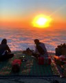 Lever de soleil au sommet d'une montagne en Arabie saoudite : magnifique