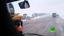 الثلوج تتسبب في حادث مروري مروع بأحد الطرق السريعة بإيران