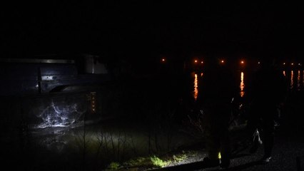 Deux péniches à la dérive sur la Meuse, entre Namur et Andenne
