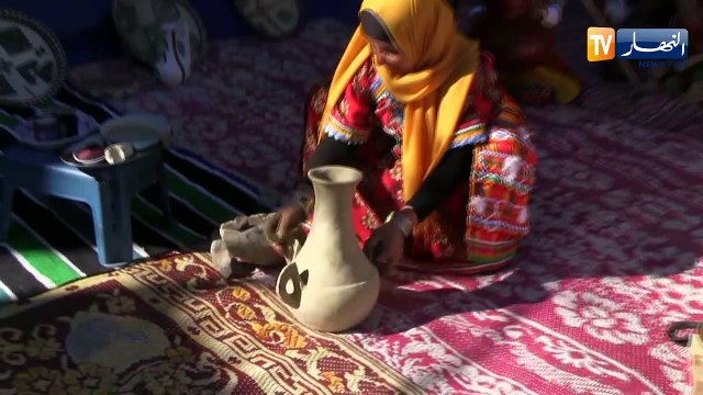 بجاية: عندما تحافظ نساء الأرياف على الصناعة التقليدية للأواني بالفخار