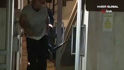 Dumandan etkilenen köpeği, uzun süre yaptığı kalp masajıyla kurtardı