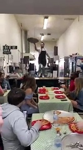 Voilà comment on sert une pizza façon superman