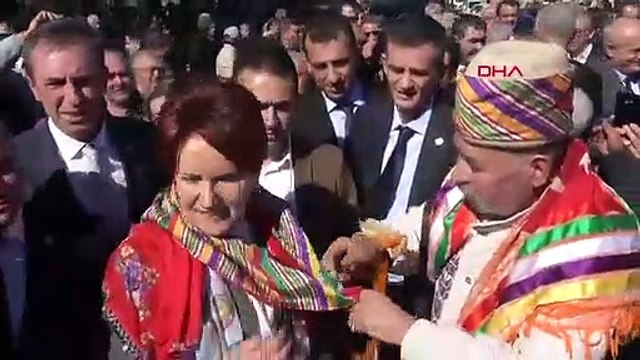 Balıkesir’de esnaf ziyareti yapan Akşener, gümüş alyans aldı