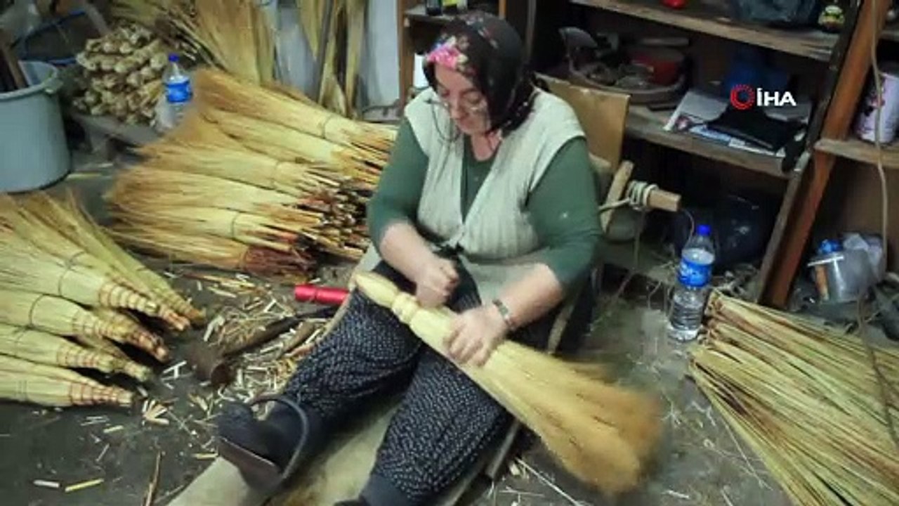 65 yaşındaki Hanife teyze, 40 yıldır süpürge üretiyor