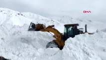 Hakkari askeri üs bölgesinin yolunu açmak için metrelerce karla mücadele ediyorlar