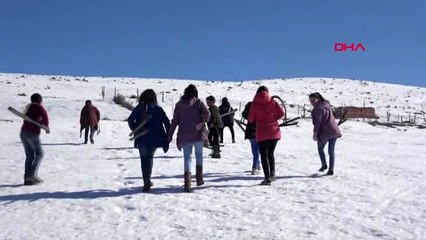 Demir çubuklarla yaptıkları kayaklarla profesyonel kayakçılara taş çıkartıyorlar