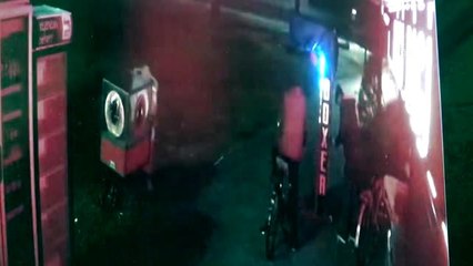 Boks makinesinden hırsızlık anı güvenlik kamerasına yansıdı