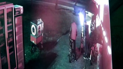 Boks makinesinden hırsızlık anı güvenlik kamerasına yansıdı - ADANA