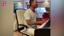 İzzet Yıldızhan, piyano çalarken türkü söylediği anları Instagram hesabından takipçileri ile paylaştı