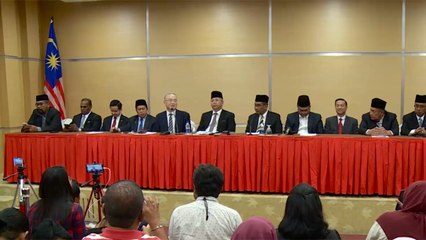 استقالة مهاتير المفاجئة تخلق أزمة سياسية في ماليزيا