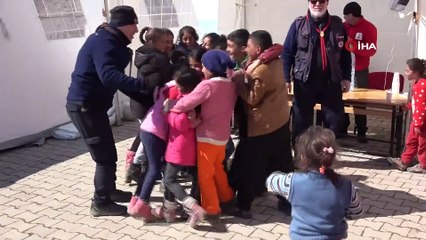 Video herunterladen: Kadın Jandarma personeli depremzede çocukların yüzlerini güldürüyor