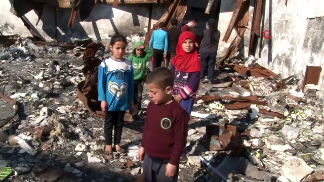 - Bombalanan fabrikanın enkazında yaşıyorlar- İdlib’de evleri bombalanan Suriyeliler daha önce rejimin bombaladığı fabrikanın enkazında yaşam mücadelesi veriyor- Oğlu rejim güçleri tarafından öldürülen Muhammed Esma: 'Tehlikeli olduğ...