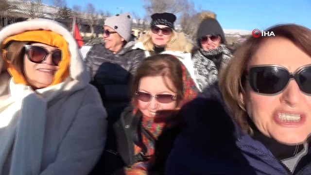 Buz tutan Çıldır Gölü'nde halay çektiler, atlı kızakla gezdiler, bisiklet sürdüler