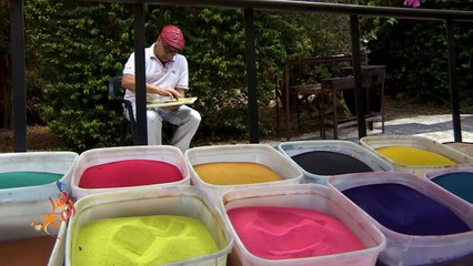 فنان فلسطيني يُبدع في رسم لوحات فنية بالرمال