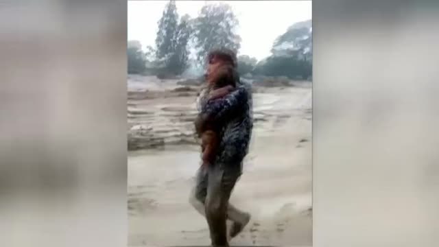 Emocionado rescate de un bebé que pasó seis horas sepultado por una avalancha de lodo en Colombia