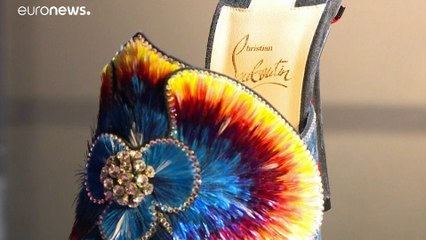 El disenañor Christian Louboutin expone sus creaciones de mítica suela roja en París
