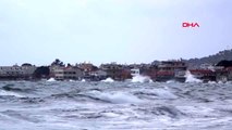 Çanakkale'de lodos, deniz ulaşımını aksattı