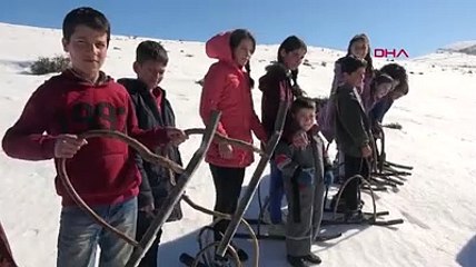 Demir çubuklardan yaptıkları kayaklarla, karın keyfini çıkardılar