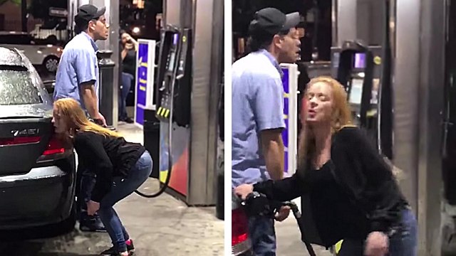 Un couple fait le plein de sa voiture
