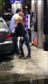 Un couple de drogués à une station-service