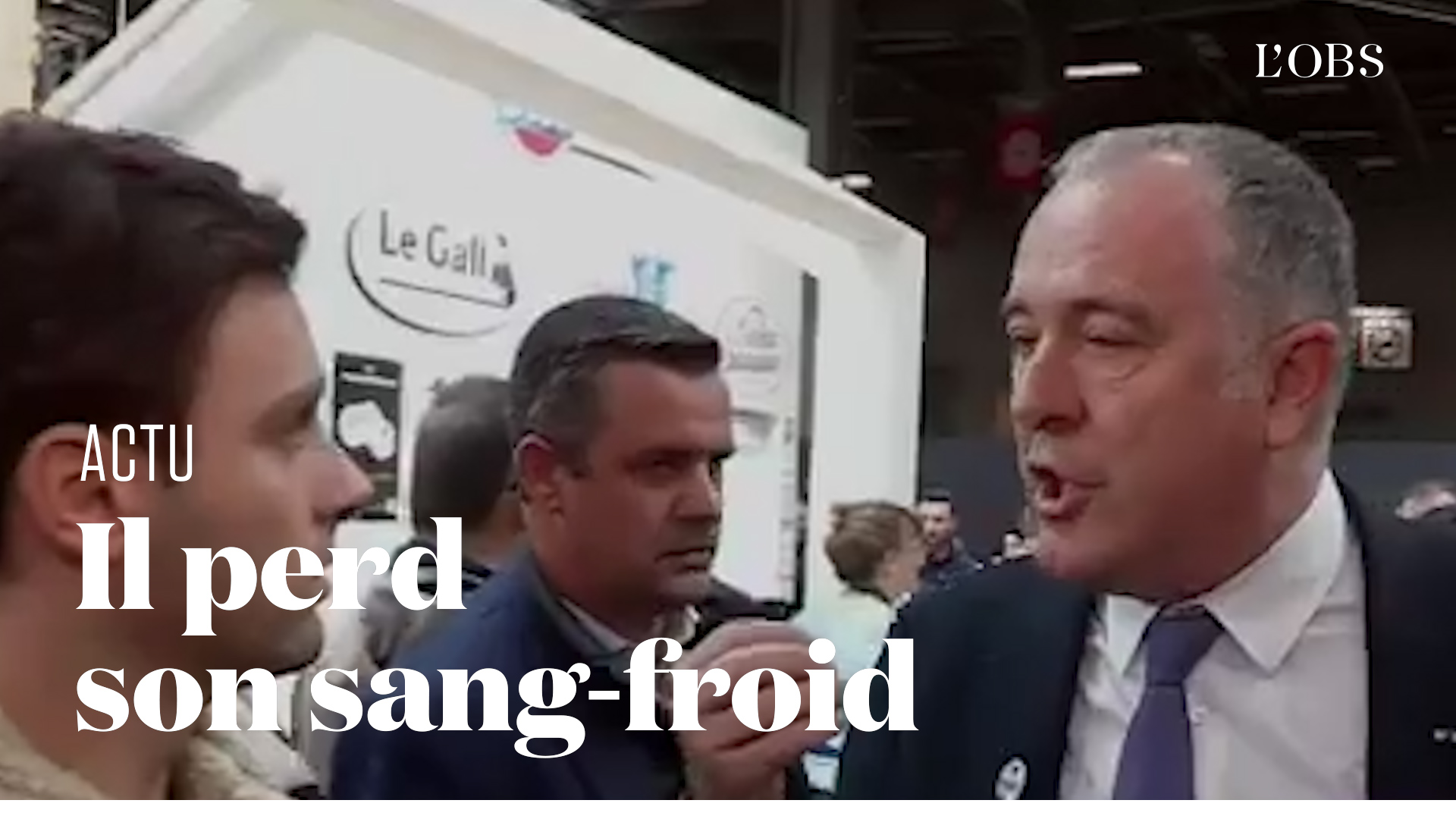 Le ministre de l'Agriculture Didier Guillaume arrache le micro d'un journaliste