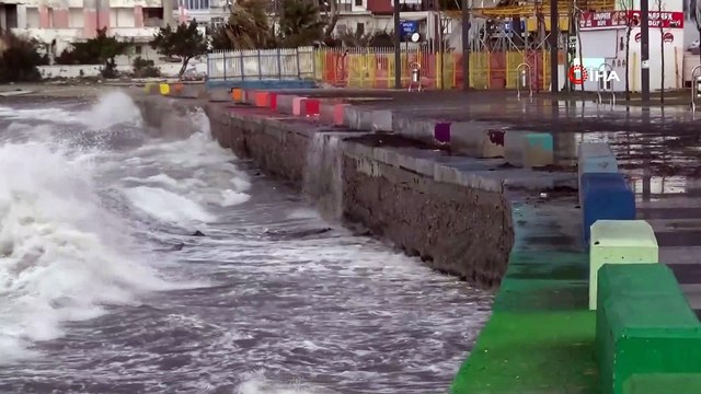 İki kargo gemisi lodos sebebiyle Edremit Körfezi’ne sığındı