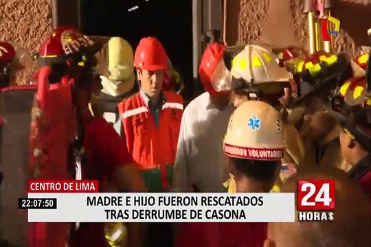 El dramático rescate de una madre y su hijo que quedaron atrapados tras derrumbe de su casa