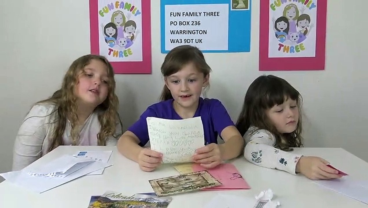 Sophia, Isabella  e Alice Lendo Cartas