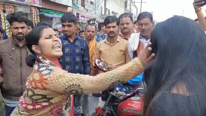 VIDEO: पति दूसरी लड़की के साथ आया था डेट पर तभी पहुंच गई पत्नी फिर युवती की होने लगी पिटाई