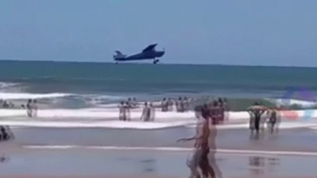 Au Brésil, le pilote d'un petit avion se pose sur l'eau à quelques mètres de la plage... et s'en sort indemne