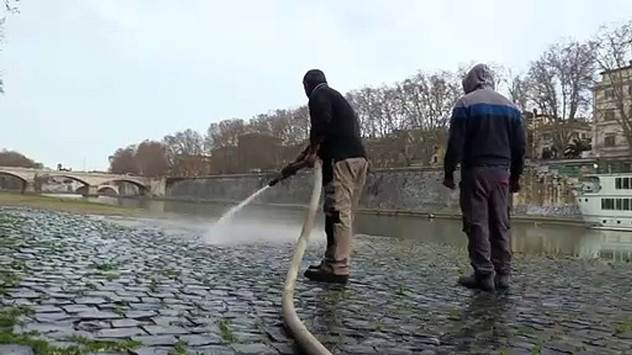 Raggi - Pulizia della pista ciclabile del Lungotevere (26.02.20)
