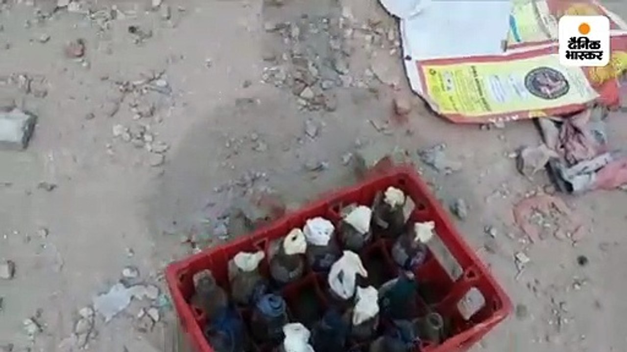 पार्षद ताहिर हुसैन की बिल्डिंग की छत पर पत्थरों का ढेर