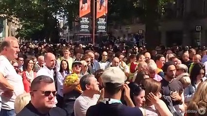 Manchester canta "Don't look back in anger" en honor a las víctimas del atentado