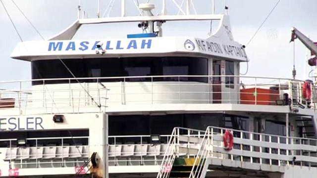 Çanakkale'de feribot fırtına nedeniyle karaya oturdu