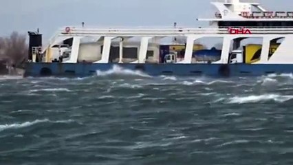 Çanakkale'de fırtına ! Feribot karaya oturdu