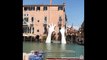Estas gigantescas manos quieren salvar Venecia del calentamiento global