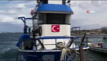 Çanakkale'de fırtınanın sürüklediği feribot karaya oturdu