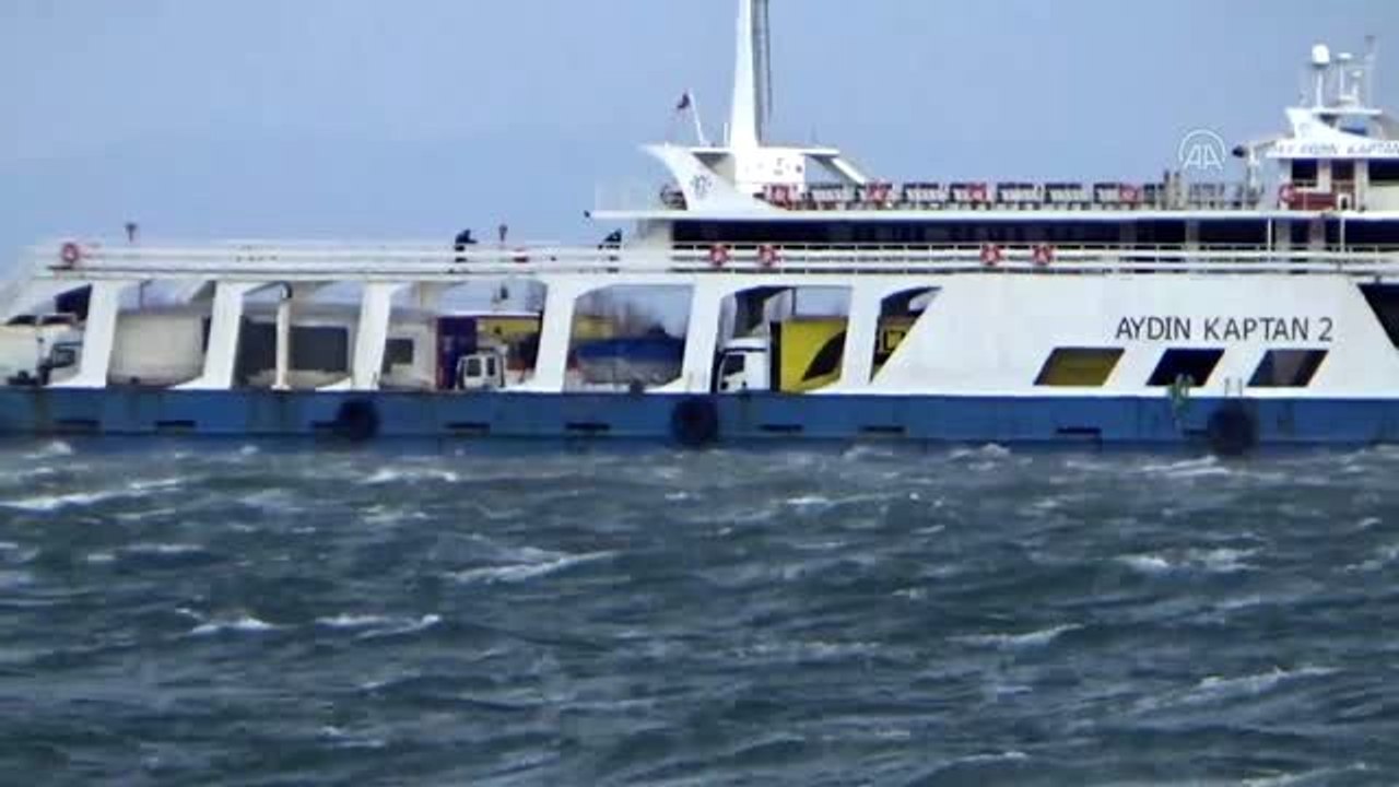 Çardak-Gelibolu seferini yapan feribot, denizde oluşan kum adasına oturdu (4)