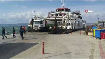 Çanakkale'de fırtınanın sürüklediği feribot karaya oturdu