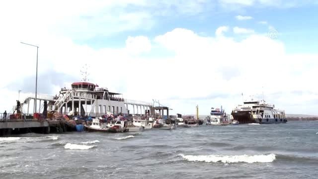 Çardak-Gelibolu seferini yapan feribot, denizde oluşan kum adasına oturdu (3)