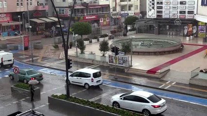 Marmaris'te sağanakta çamuru taşıyan sel suları denizin rengi değiştirdi