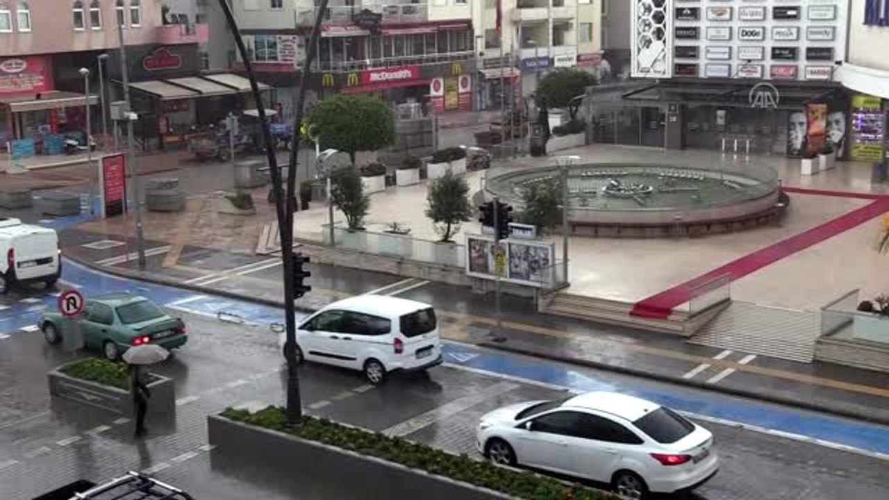 Marmaris'te sağanakta çamuru taşıyan sel suları denizin rengi değiştirdi