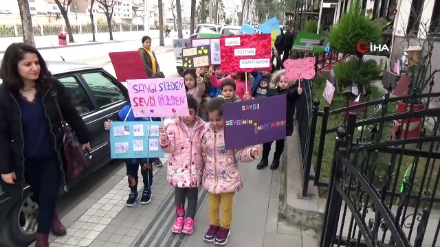 Miniklerden alkışlanacak hareket...Büyüklerine yer vermek için adeta birbirleriyle yarıştılar