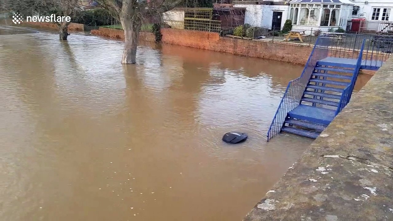 Flood defences in West Midlands almost at breaking point as River Severn rises