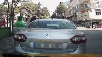 Güpegündüz otomobilin içindeki çantayı böyle çaldı