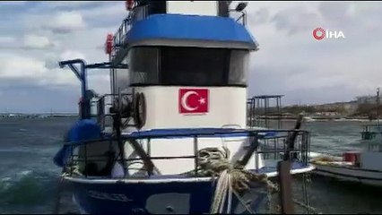 Çanakkale'de fırtınanın sürüklediği feribot karaya oturdu