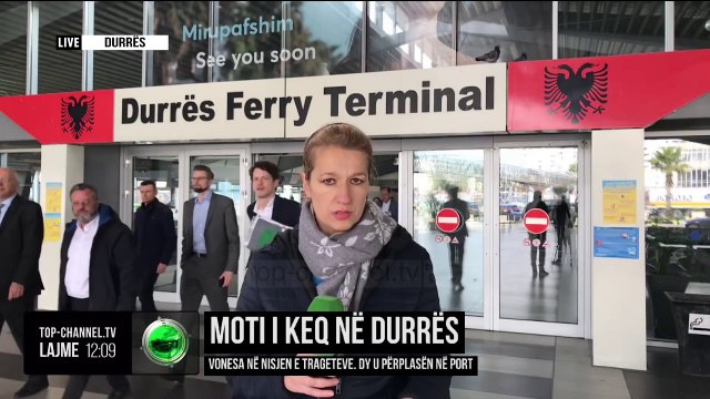 Moti i keq në Durrës/ Vonesa në nisjen e trageteve. Dy u përplasën në port