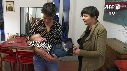 Lésbicas francesas têm longo caminho até a maternidade